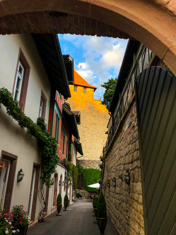 Schloss Eberstein bei Obertsrot. Ein Burgturm wird von der Abendsonne angeschienen.