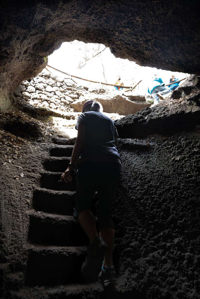 Melanie klettert die steilen Stufen wieder raus aus der Lavahöhle.