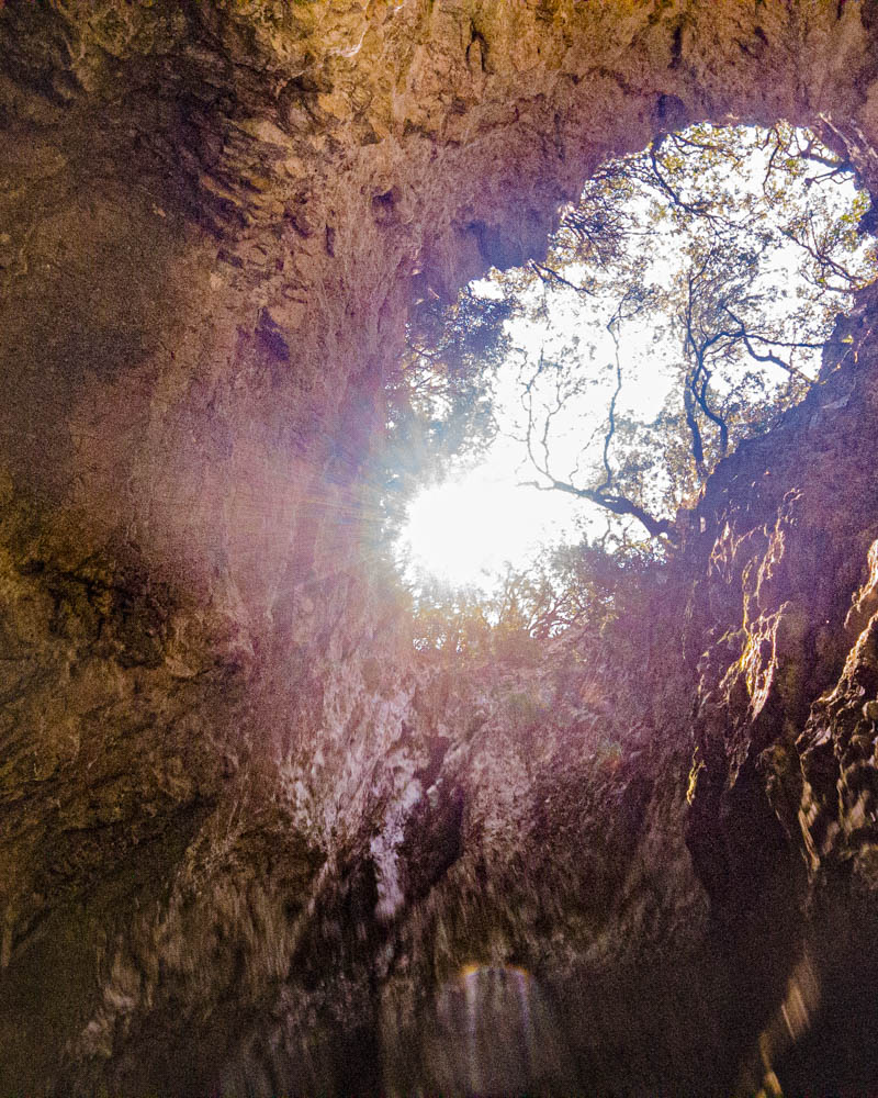 Sonne scheint durch ein Loch in einer Höhle in eine Grotte. Paleokastritsa