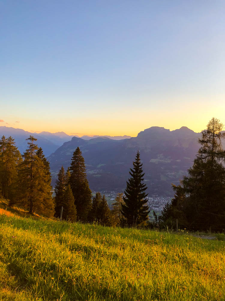 Sonnenuntergang Liechtenstein über den Bergen.