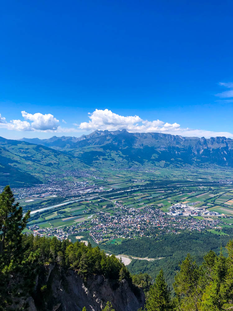 Blick ins Tal von einem höher gelegenen Parkplatz Liechtensteins.