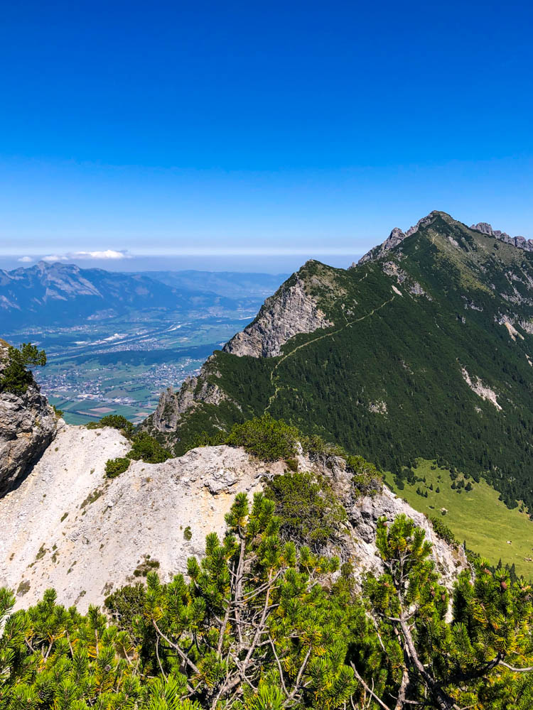 Ausblick vom Alpspitz in Liechtenstein auf Kuegrat und weitere Gipfel.