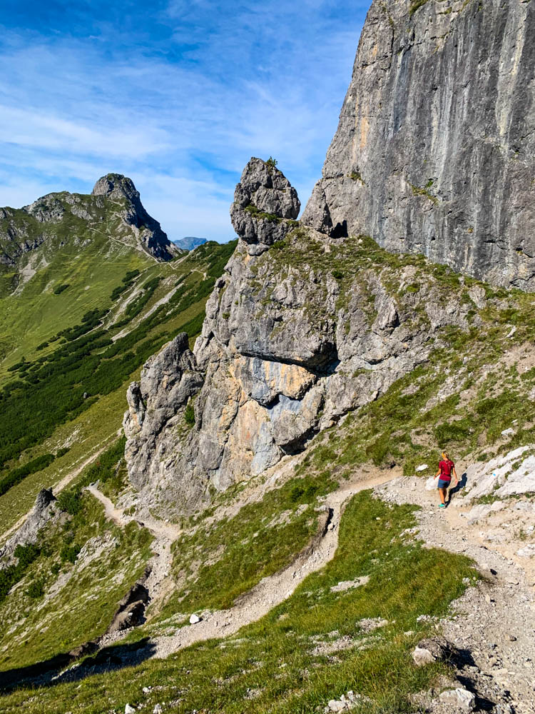 Wanderungen in Liechtenstein. Melanie im Abstieg von Drei Schwestern im steilen Gehgelände. Tolle Berglandschaft.