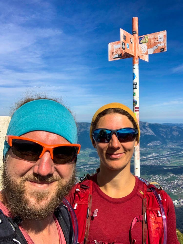 Wanderungen in Liechtenstein. Selfie von Melanie und Julian mit Gipfelkreuz des Garsellakopf.