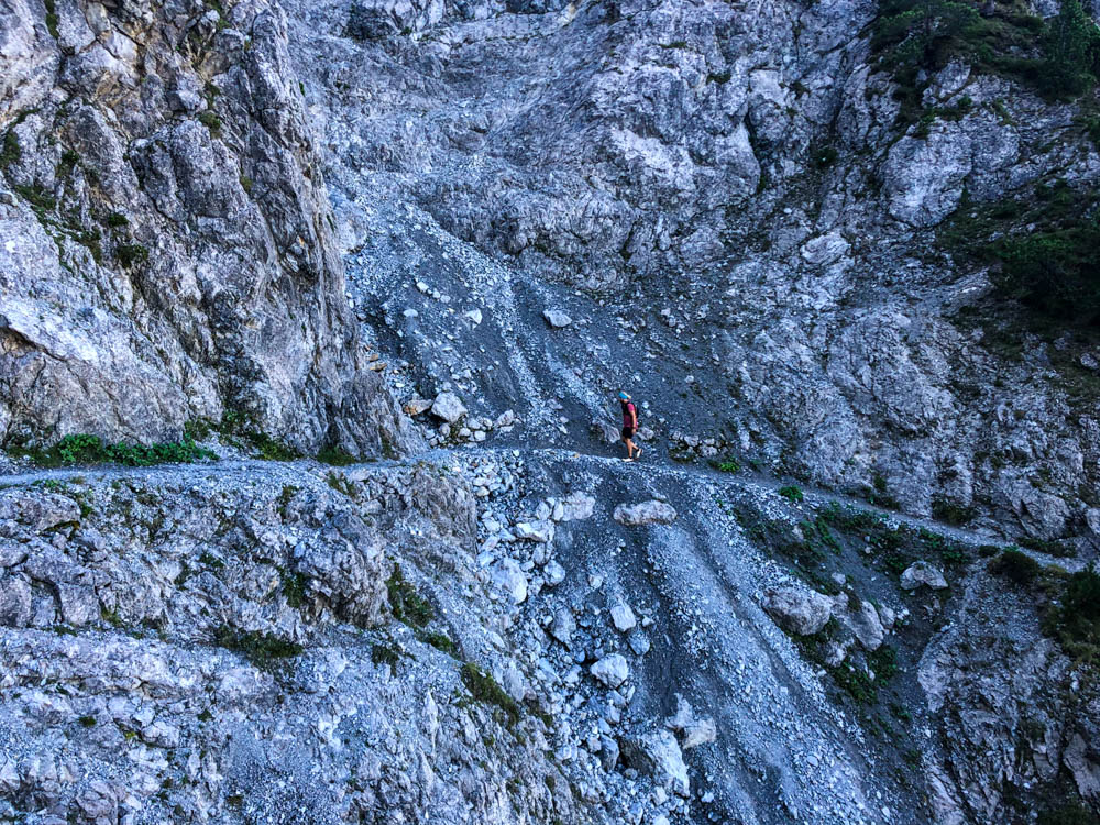 Wanderungen in Liechtenstein. Julian im Aufstieg auf dem Fürstensteig im felsigen Gelände auf einem schmalen Pfad.