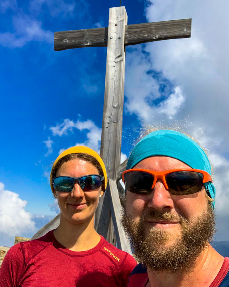 Selfie von Melanie und Julian mit Gipfelkreuz des Naafkopf. Wanderungen in Liechtenstein