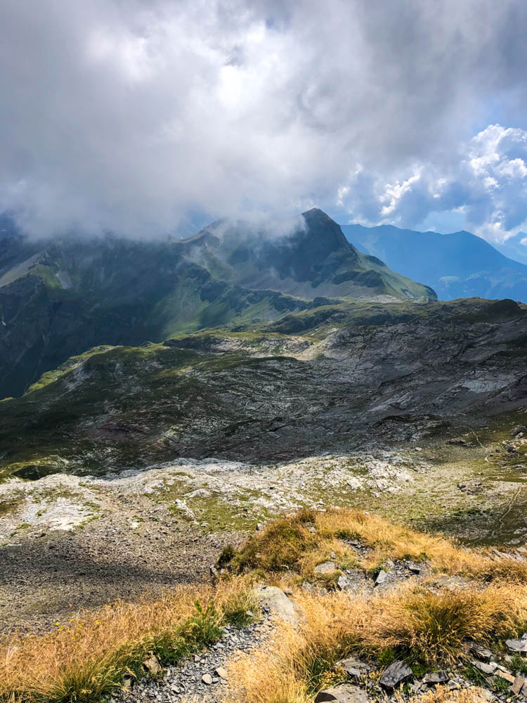 Wanderungen in Liechtenstein. Ausblick vom Naafkopf auf die gegenüberliegende Berge. Es sind ein paar Wolken über den Bergen zu sehen.