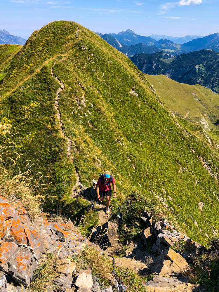 Wanderungen in Liechtenstein. Julian im Aufstieg Richtung Rappenstein. Er wandert über einen Grat. Fotografie von oben