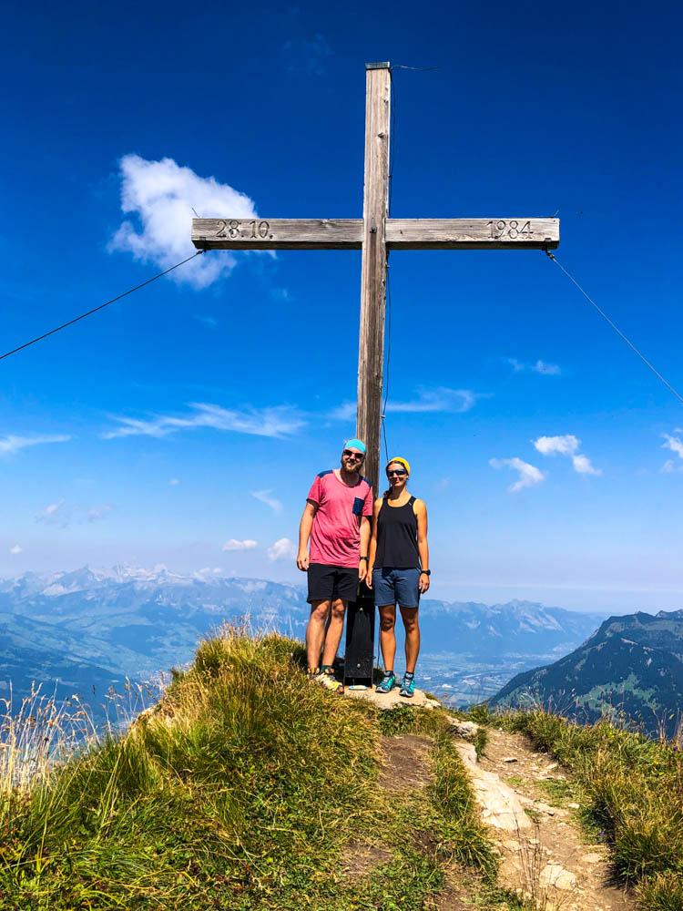 Wanderungen in Liechtenstein. Melanie und Julian vor Gipfelkreuz des Rappenstein.