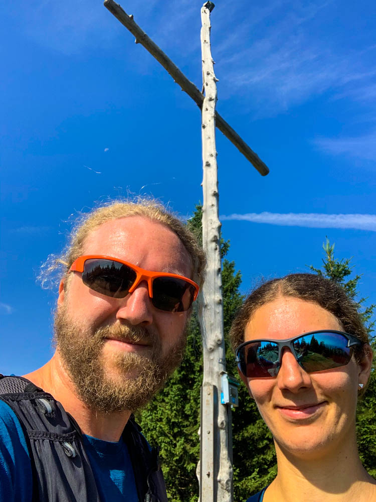 Touren im Allgäu - Selfie von Melanie und Julian am Edelsberg. Der Himmel ist kräftig blau.