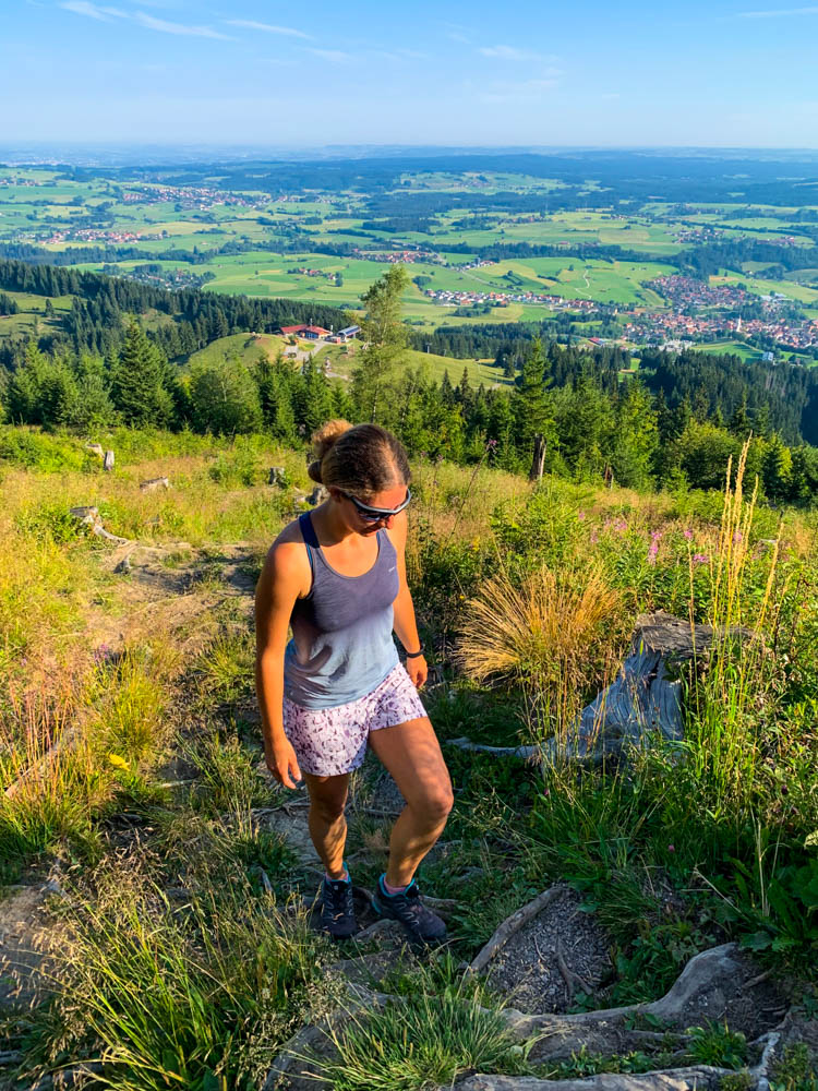 Touren im Allgäu - Melanie im Aufstieg zur Alpspitze, im Tal ist Nesselwang zu sehen.