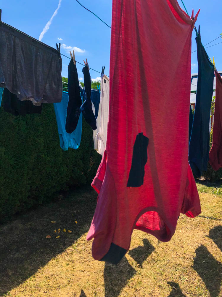 Wäsche hängt auf mehreren Wäscheleinen