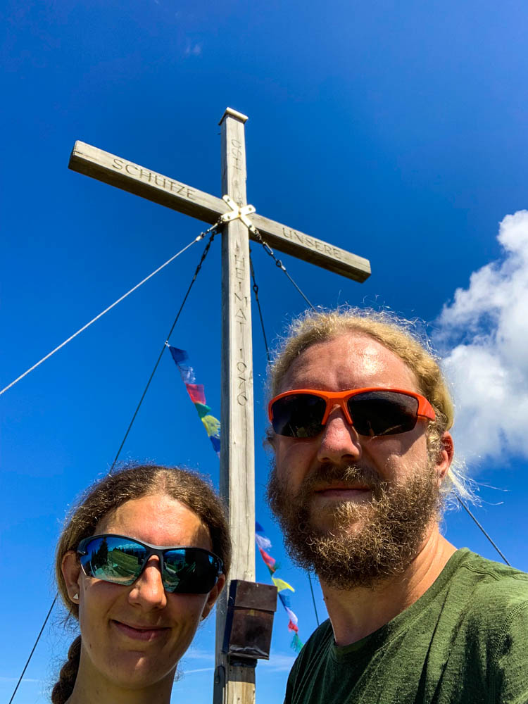 Selfie von Melanie und Julian mit Gipfelkreuz des Falken der Nagelfluhkette im Allgäu. Touren im Sommer