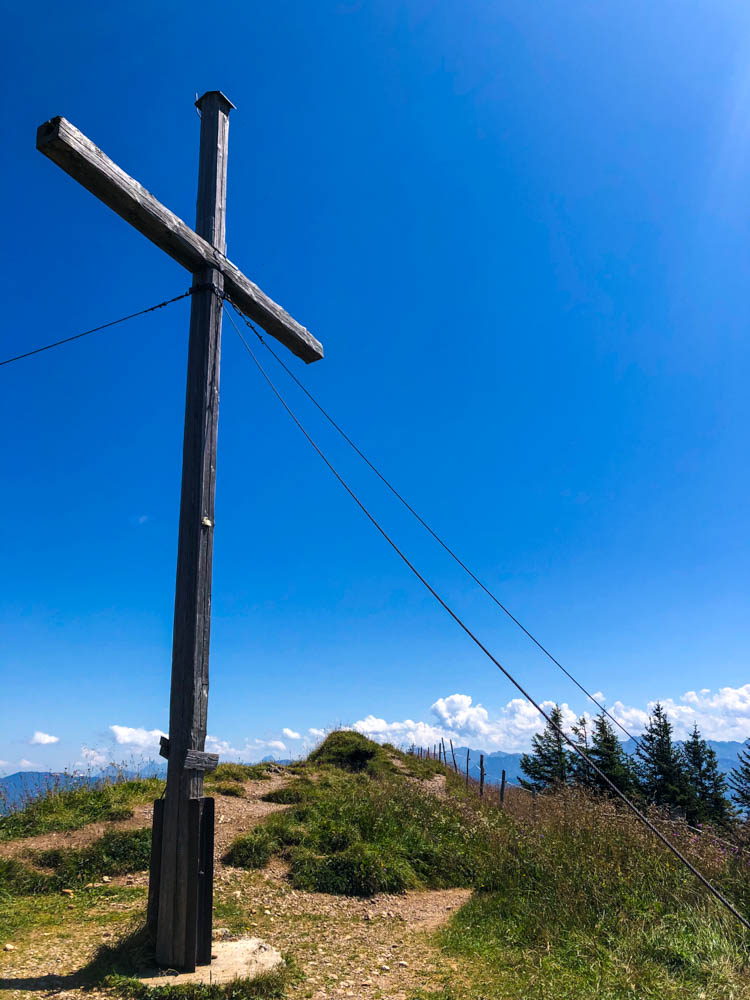 Gipfelkreuz des Stuiben der Nagelfluhkette - der Himmel ist kräftig blau