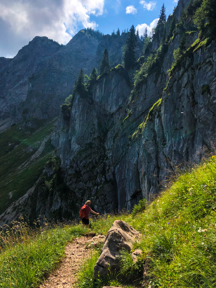 Touren im Tannheimer Tal - Julian im Abstieg vom Aggenstein auf einem steilen Bergpfad.