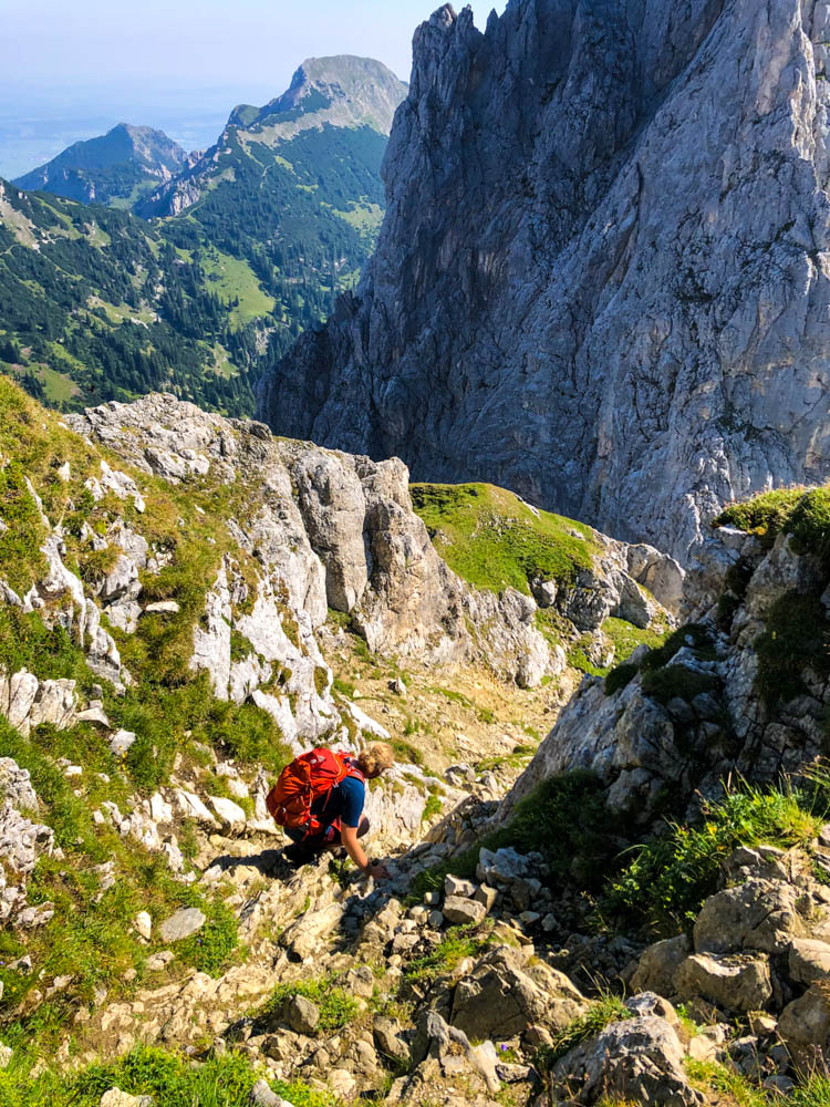 Touren im Tannheimer Tal - Julian im Abstieg im Gipfelbereich der Rote Flüh beim Kraxeln.