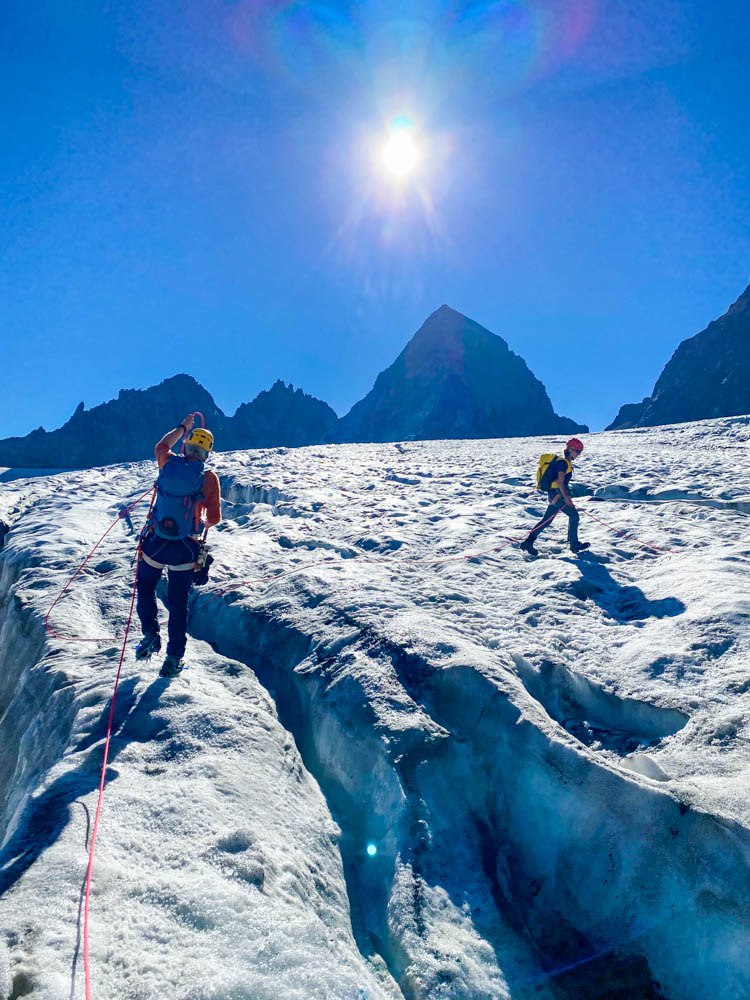 Melanie und Julian auf dem Ochsentaler Gletscher im Aufstieg zum Piz Buin in der Seilschaft. Der Himmel ist kräftig blau.