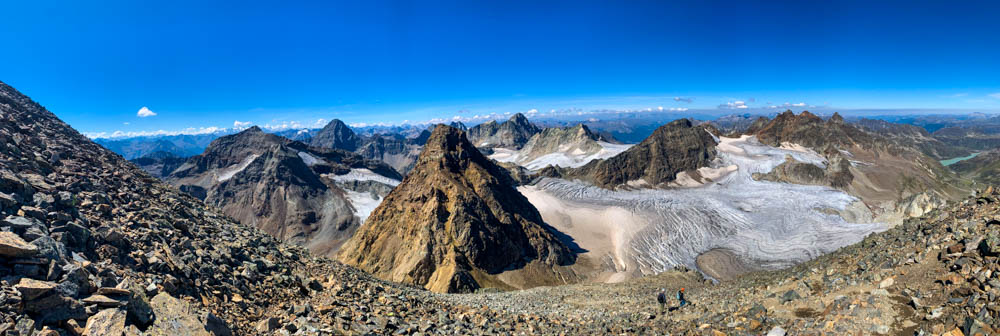 Panoramaaufnahme mit Spalten Meer Ochsentaler Gletscher. Ausblick vom Abstieg Piz Buin auf Berge, Gletscher sowie kräftig blauen Himmel. Es sind gut die einzelnen Spalten des Gletscher zu sehen sowie die umliegenden Berge