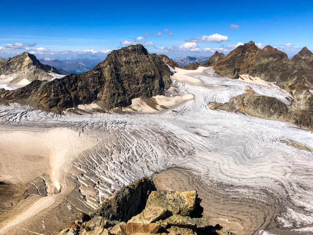 Spalten Meer Ochsentaler Gletscher. Ausblick vom Abstieg Piz Buin auf Berge, Gletscher sowie kräftig blauen Himmel. Es sind gut die einzelnen Spalten des Gletscher zu sehen