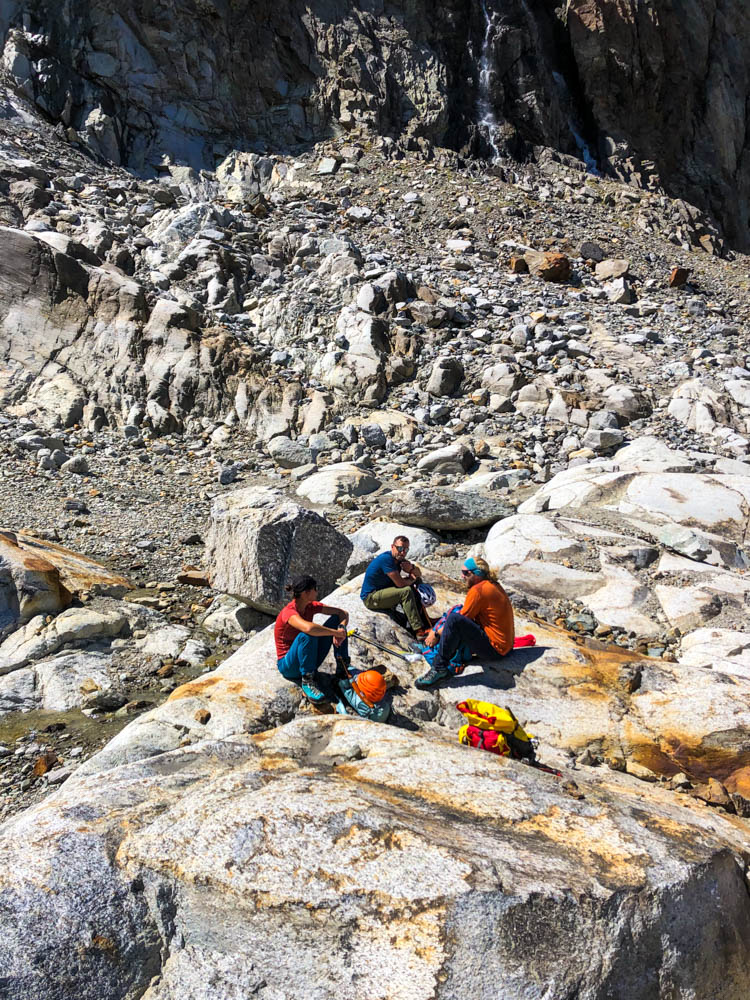 Pause nach der Piz Buin Besteigung und nach dem Gletscher Teil auf Steinen. Julian sitzt mit unseren zwei Seilpartnern zusammen.