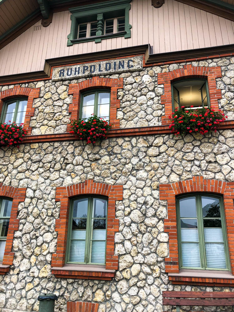 Fassade eines Haus in Ruhpolding mit Schriftzug "Ruhpolding" - Ausflugsziele in Bayern