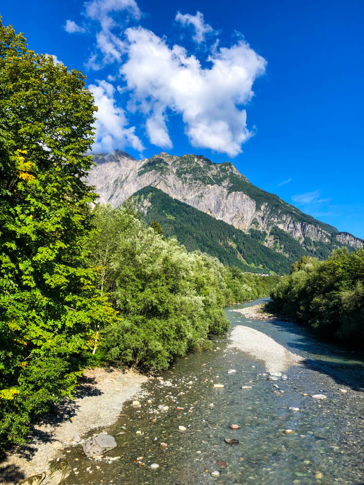 Fluss mit einem Berg im Hintergrund in Vorarlberg