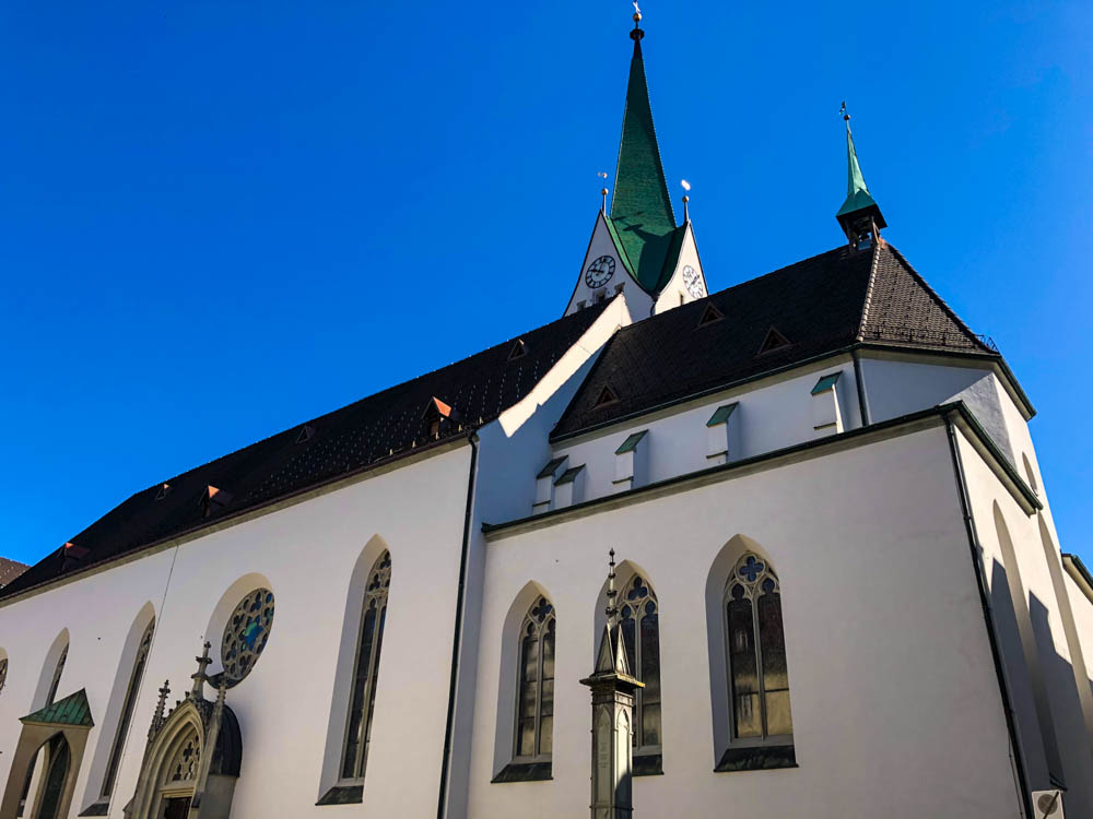 Dompfarrkirche St. Nikolaus in Feldkirch. Der Himmel ist kräftig blau