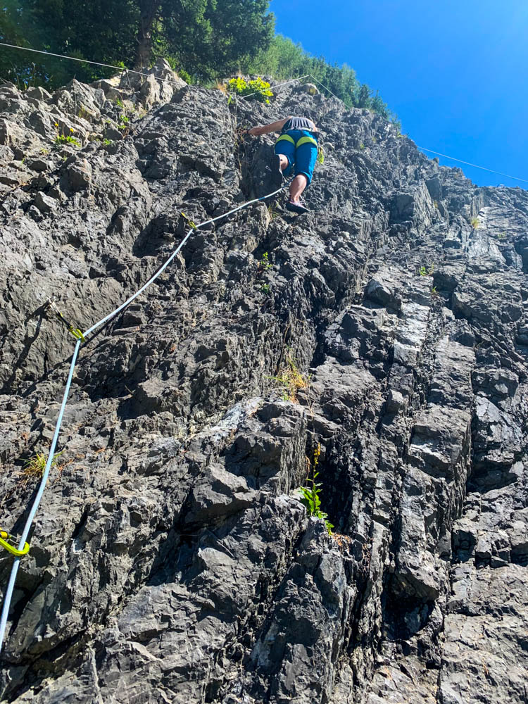 Melanie beim Klettern an der Felswand im Vorstieg - Vorarlberg