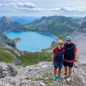 Melanie und Julian posieren vor dem Lünersee in Vorarlberg. Dieser sieht von oben aus wie ein Herz. Wanderung Schesaplana