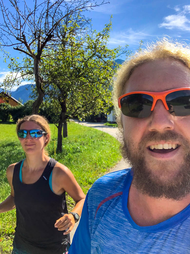 Melanie und Julian joggen in Bad Goisern bei sonnigem Wetter.