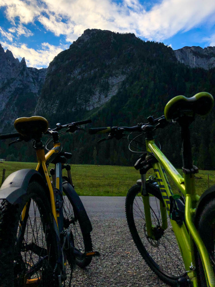 Fahrräder im Vordergrund, im Hintergrund sind Berge des Göllstock-Gebirges in den Berchtesgadener Alpen zu sehen.