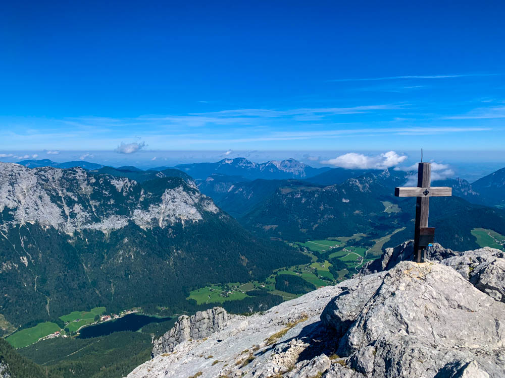 Gipfelkreuz der Schärtenspitze in den Berchtesgadener Alpen. Blick ins Tal und auf die Berge, der Himmel ist kräftig blau