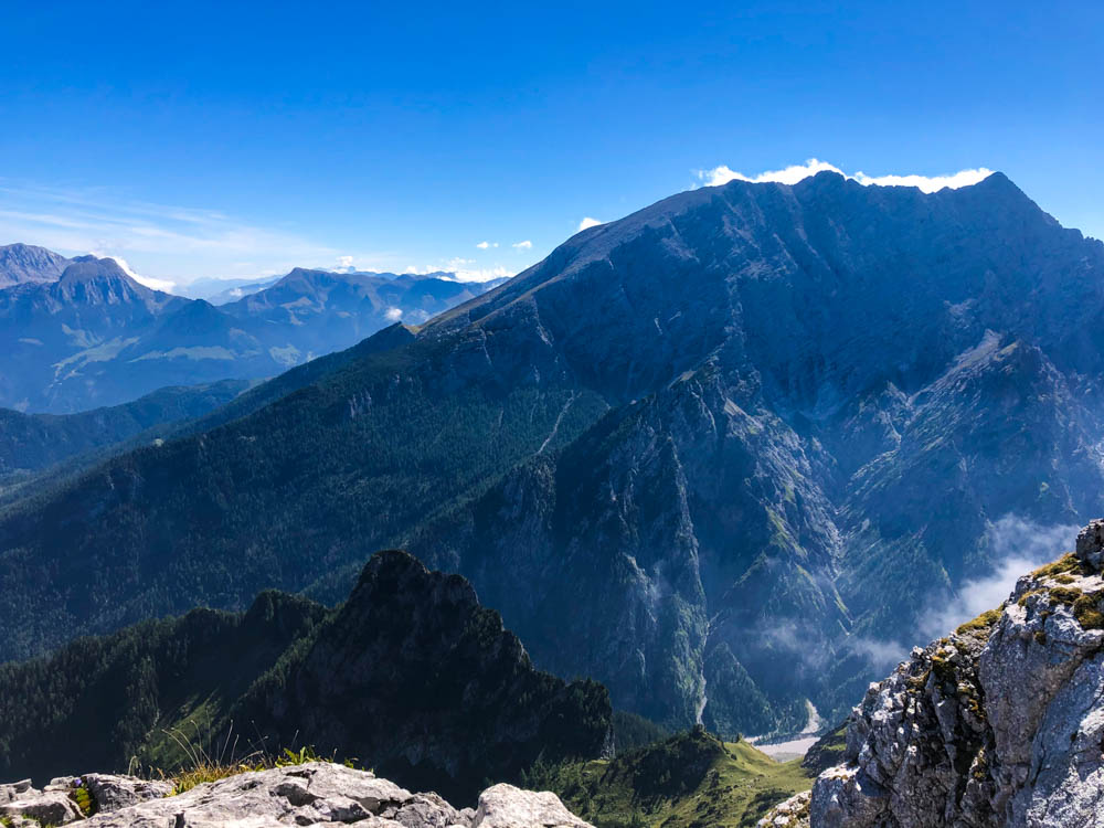 Watzmann Blick Berchtesgadener Alpen von der Schärtenspitze. Der Himmel ist kräftig blau
