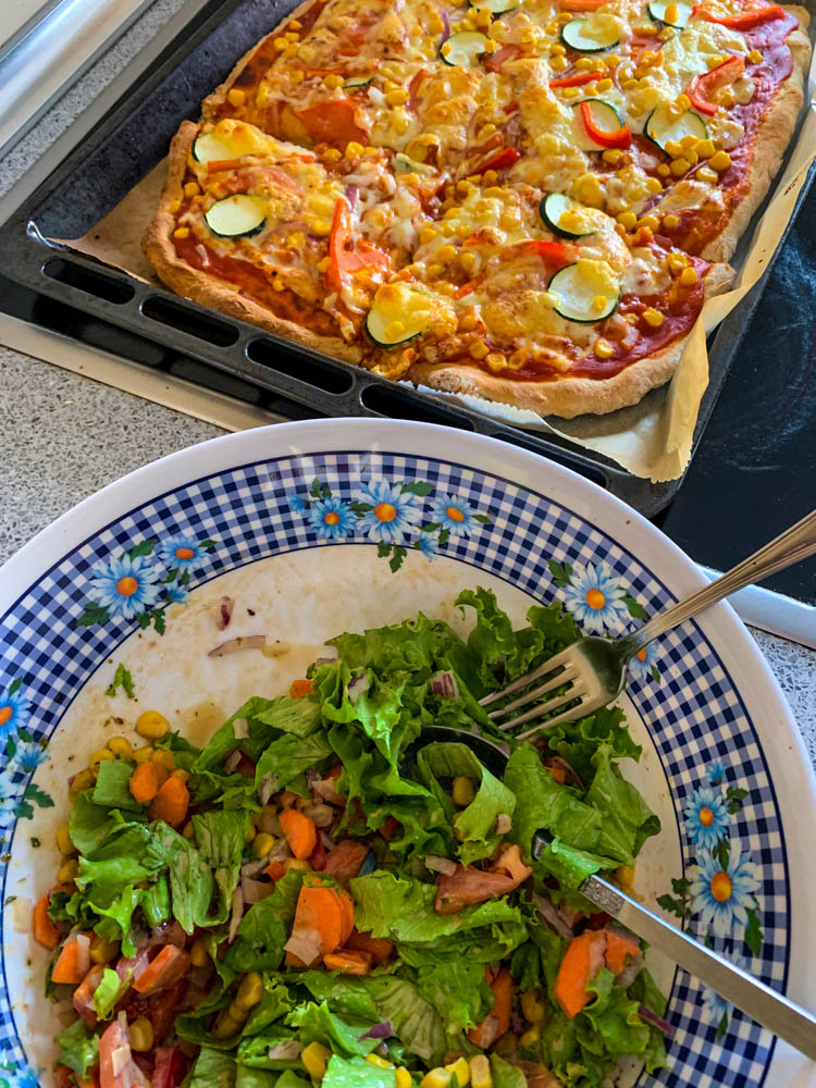 Salat und selbstgemachte Pizza
