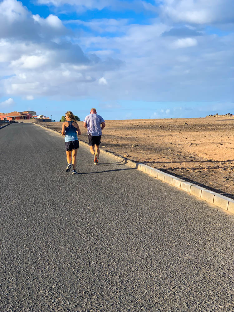Melanie beim Joggen auf Fuerteventura. Neben ihr läuft einer der Chefs der Tauchbasis