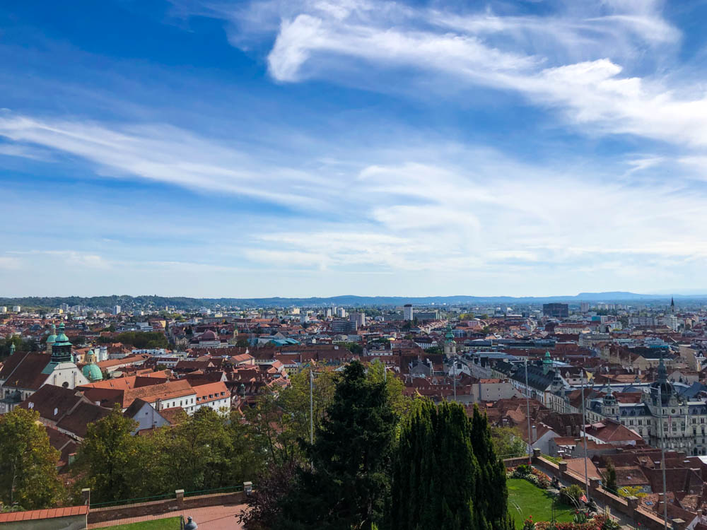 Blick vom Grazer Schlossberg auf die Stadt. Es sind ein paar wenige Wolken zu sehen - querfeldein durch Österreich bis nach Graz