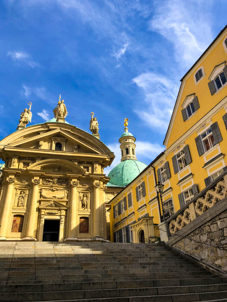 Domkirche zum Heiligen Ägydius in Graz. Der Himmel ist kräftig blau. Querfeldein durch Österreich nach Graz