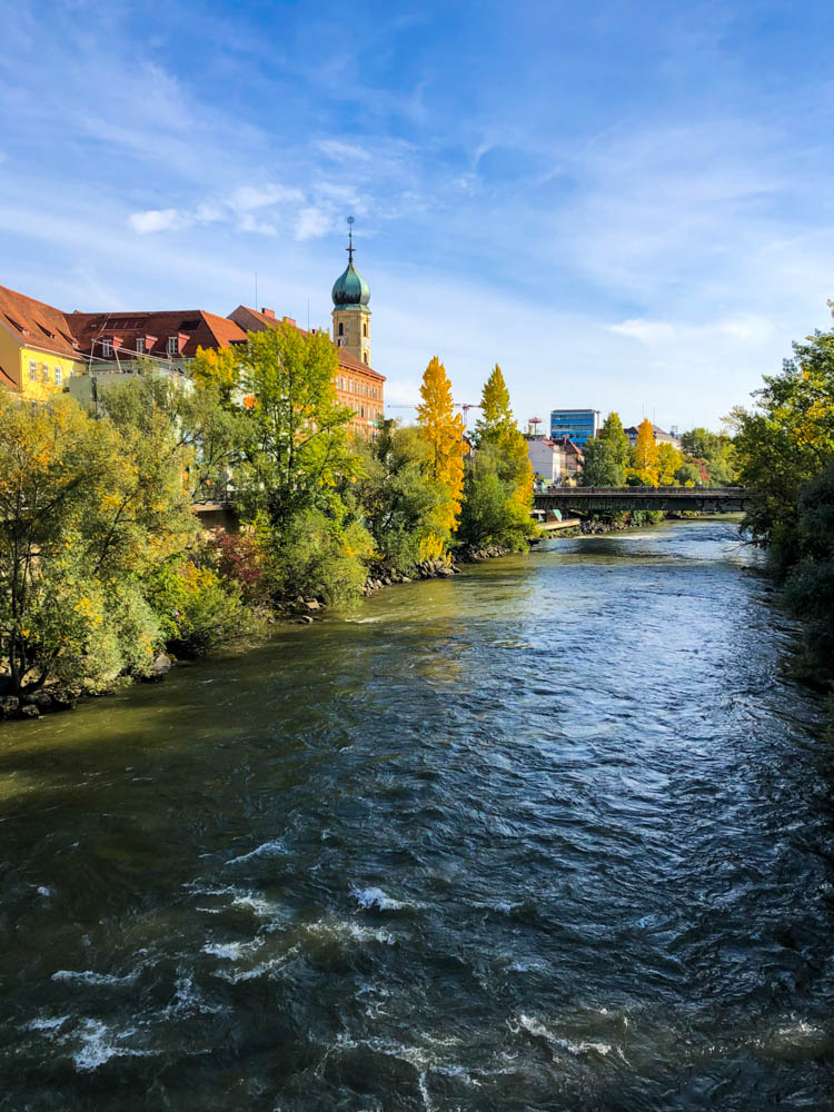 Fluss mit Stadt Graz