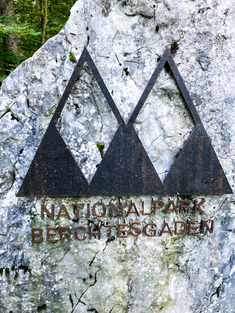 Nationalpark Berchtesgaden steht auf einem Felsen.