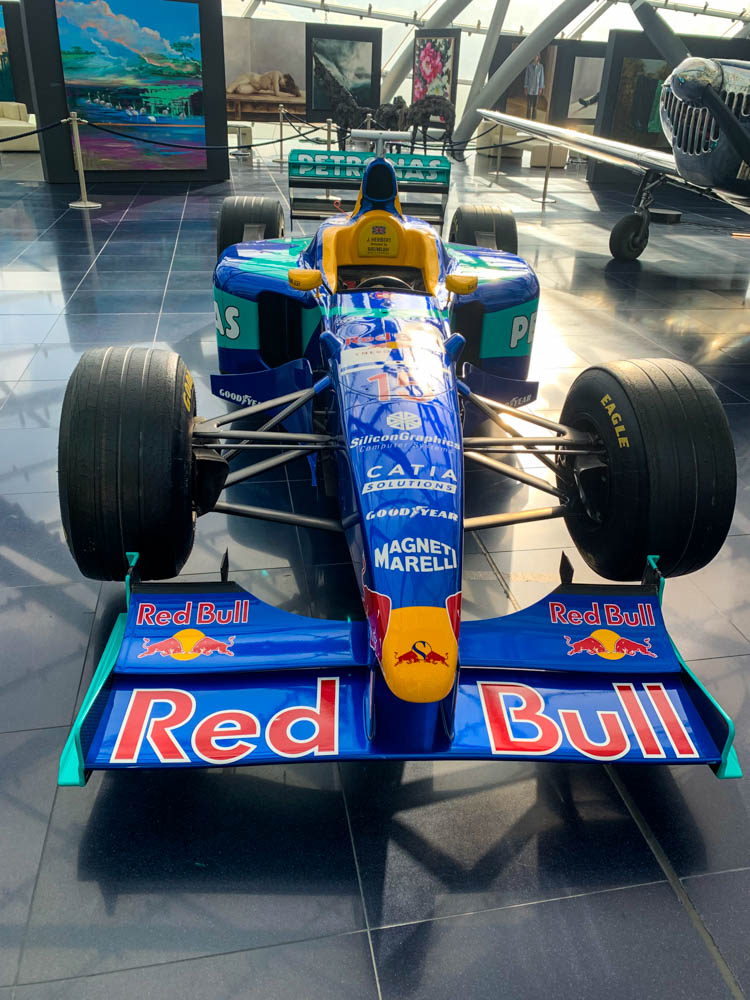 Formel-1 Wagen mit Red Bull Werbung im Hangar 7 in Salzburg ausgestellt