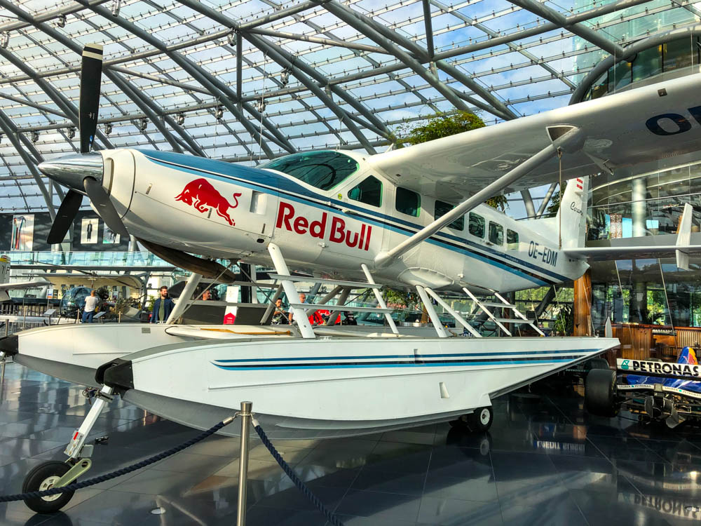 Wasserflugzeug mit Red Bull Werbung im Hangar 7 in Salzburg ausgestellt