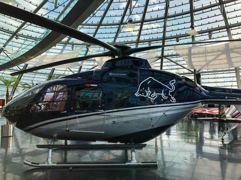 Helikopter im Hangar 7 in Salzburg ausgestellt. Es ist die Glas-Kuppel des Gebäudes gut zu sehen