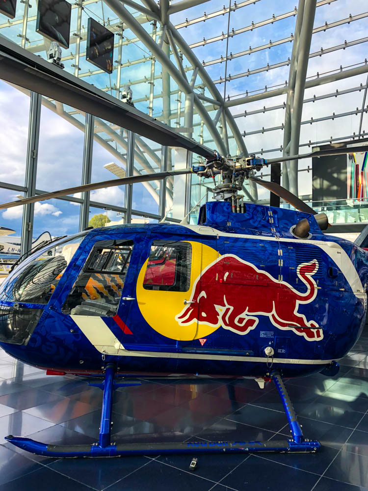 Helikopter mit Red Bull Werbung im Hangar 7 in Salzburg ausgestellt
