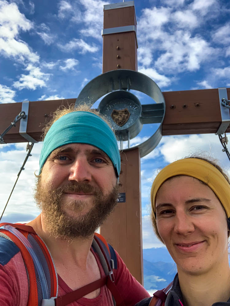 Selfie von Melanie und Julian mit Gipfelkreuz am Wurmkopf im Steinernen Meer