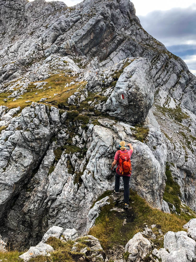 Julian im Aufstieg zur Schönfeldspitze. Er kraxelt gerade im felsigen Gelände im Steinernen Meer