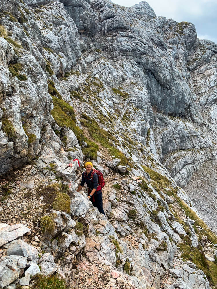 Melanie im Aufstieg zur Schönfeldspitze. Sie kraxelt gerade im felsigen Gelände im Steinernen Meer