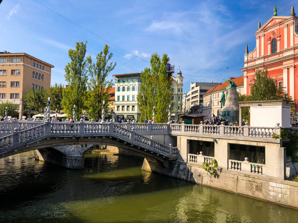 Drei Brücken in Ljubljana. Es sind zudem ein paar schöne Häuserfassaden zu sehen. Roadtrip Slowenien