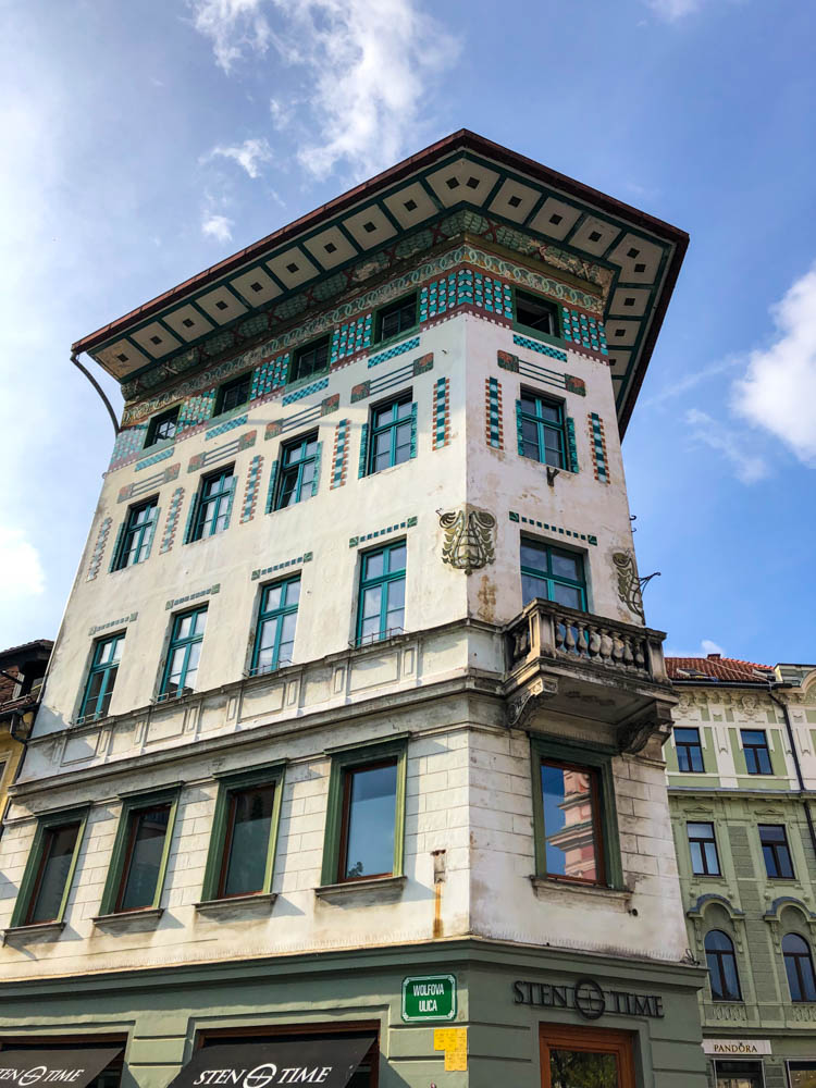 Gebäude in Ljubljana mit schöner Fassade.