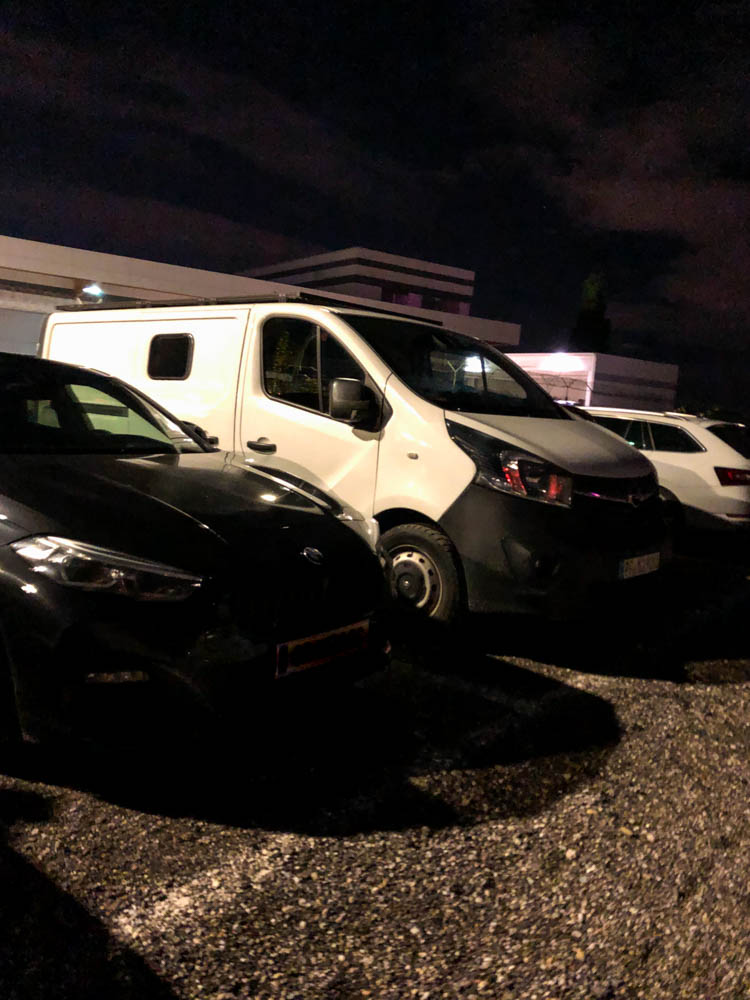 Van Vivaldi geparkt zwischen anderen Autos auf dem Flughafenparkplatz in Wien