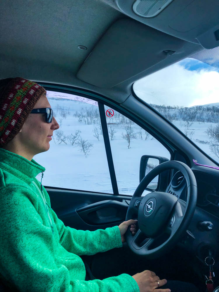 Melanie fährt durch die Winterlandschaft in Skandinavien. Fahren gehört zum Vanlife Alltag dazu, da man immer in Bewegung ist.
